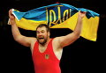 Украинец Александр Чернецкий с национальным флагом после победы на чемпионате мира по борьбе в Лас-Вегасе