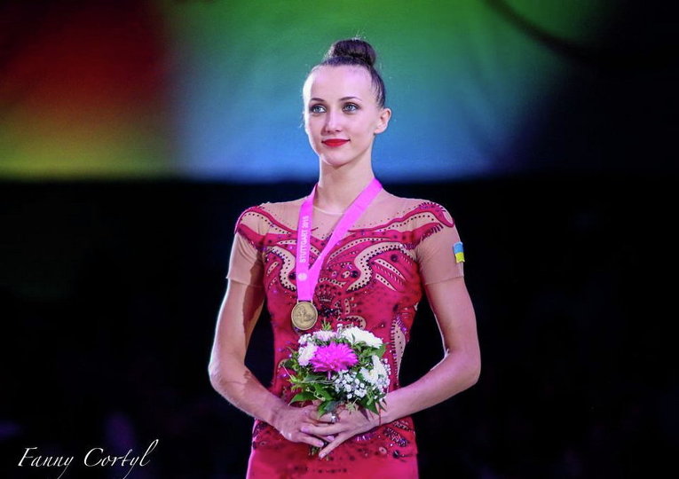 Церемония награждения бронзового призера чемпионата мира по художественной гимнастике украинки Анны Ризатдиновой