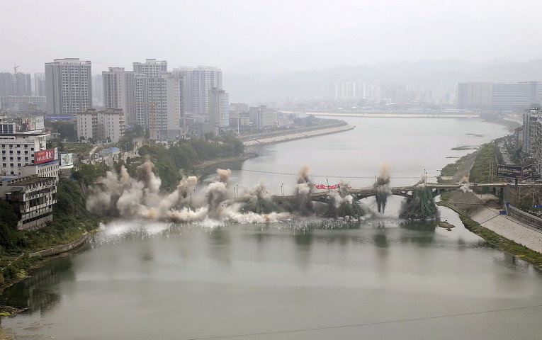 Контролируемый снос моста в Чжанцзяцзе, провинция Хунань, Китай