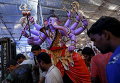 Транспортировка статуи бога Ганеши из мастерской к месту поклонения в Мумбаи, Индия