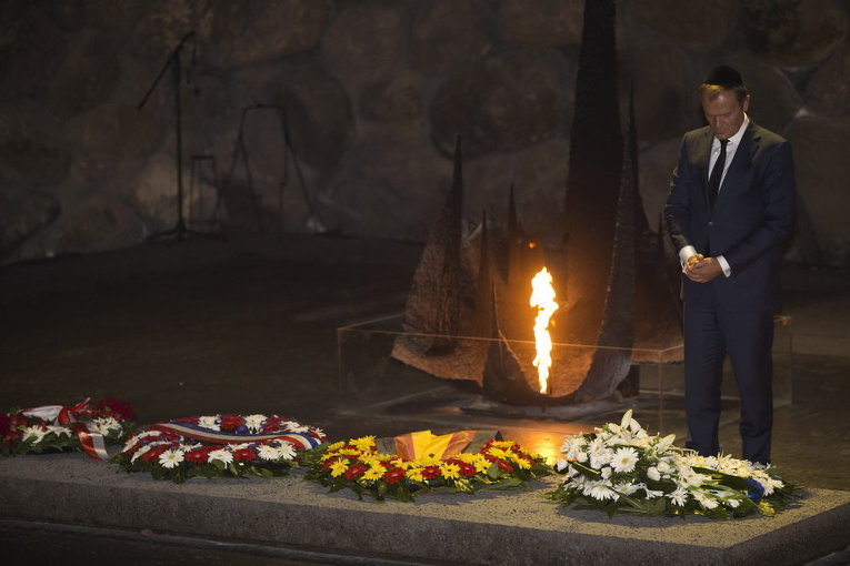 Председатель Европейского совета Дональд Туск во время церемонии в зале памяти у мемориала Холокоста Яд ва-Шем в Иерусалиме