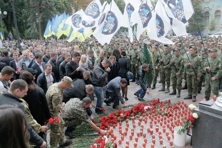 Военнослужащие возложили цветы под стенами ВР на месте гибели бойцов Нацгвардии