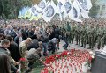 Военнослужащие возложили цветы под стенами ВР на месте гибели бойцов Нацгвардии