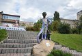 Вандалы повредили скульптуру Маленького принца на Пейзажной аллее в Киеве
