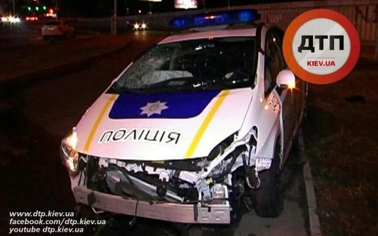 ДТП с участием патрульного полицейского авто Toyota Prius в Киеве