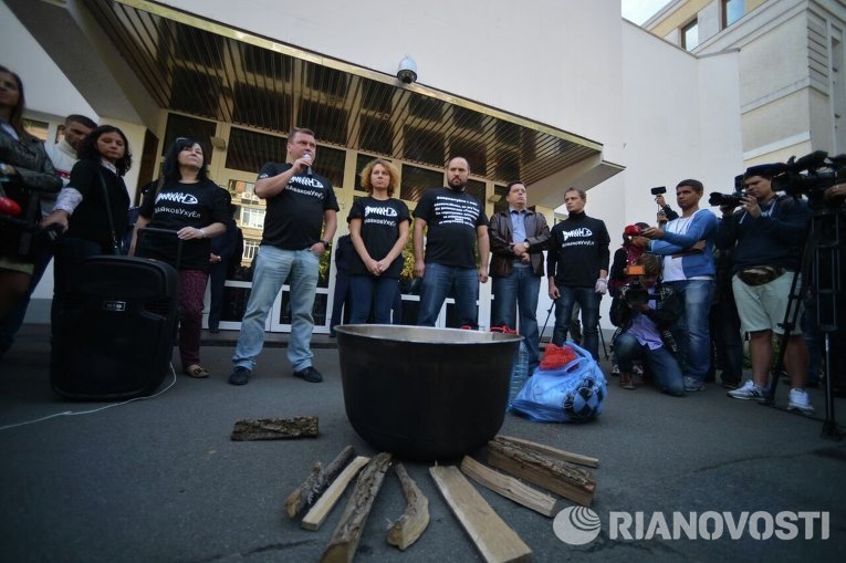 Протесты под МВД с требованием уволить министра внутренних дел Арсена Авакова и генерального прокурора Виктора Шокина