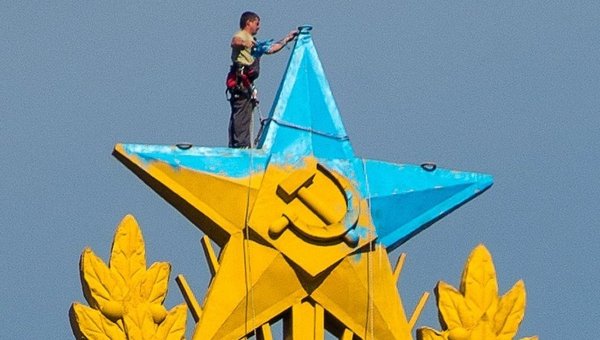 Руфер красит звезды на сталинской высотке в Москве