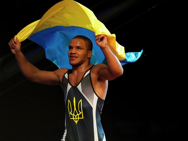 Украинский спортсмен Жан Беленюк завоевал золото чемпионата мира по греко-римской борьбе, который проходит в Лас-Вегасе.