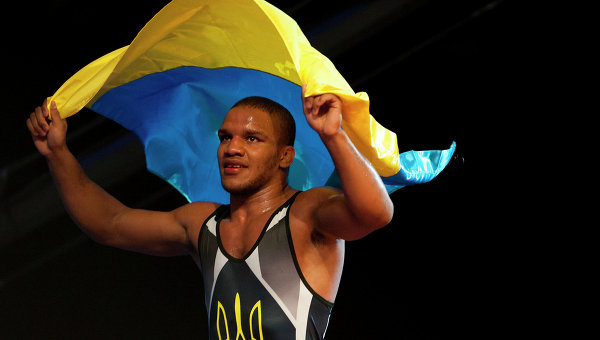 Украинский спортсмен Жан Беленюк завоевал золото чемпионата мира по греко-римской борьбе, который проходит в Лас-Вегасе.