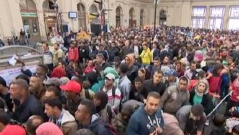 Толпа беженцев на вокзале в Венгрии