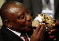 Вице-президент ЮАР Сирил Рамафоза целует реконструкцию Homo naledi, новый вид человека.