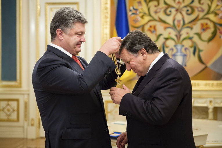 Президент украинской Петр Порошенко награждает бывшего президента Европейской комиссии Жозе Мануэля Баррозу орденом свободы во время встречи в Киеве