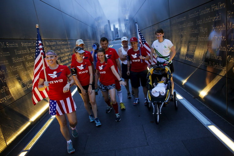 Члены команды Red White and Blue у мемориала 9/11 Empty Sky в Джерси-Сити, Нью-Джерси