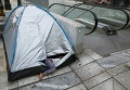 Девочка-беженка в палатке на площади Виктория в центре Афин, Греция