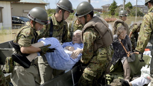 Силы самообороны Японии спасают группу пожилых пациентов из больницы, которая была затоплена рекой из-за тайфуна в префектуре Ибараки, Япония