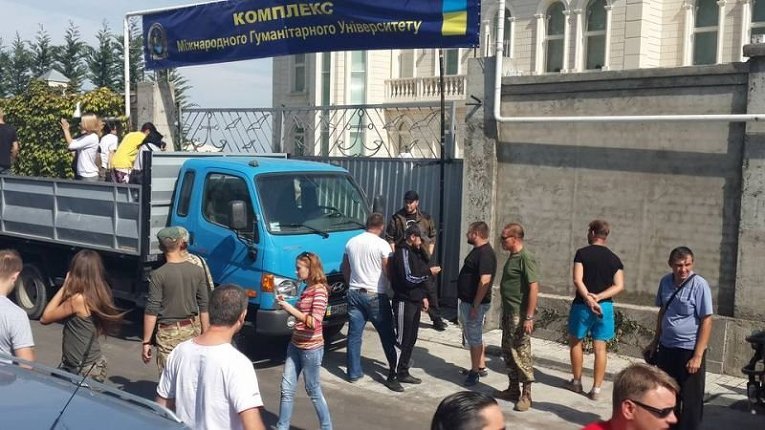 Автомайдан во второй раз посетил поместье Кивалова