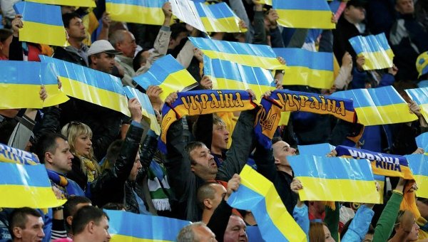 Украинские футбольные фанаты. Архивное фото