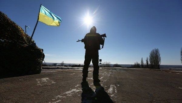 Украинский военный в Донбассе. Архивное фото