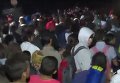 Большая толпа беженцев прорвала цепь полиции на границе Венгрии. Видео