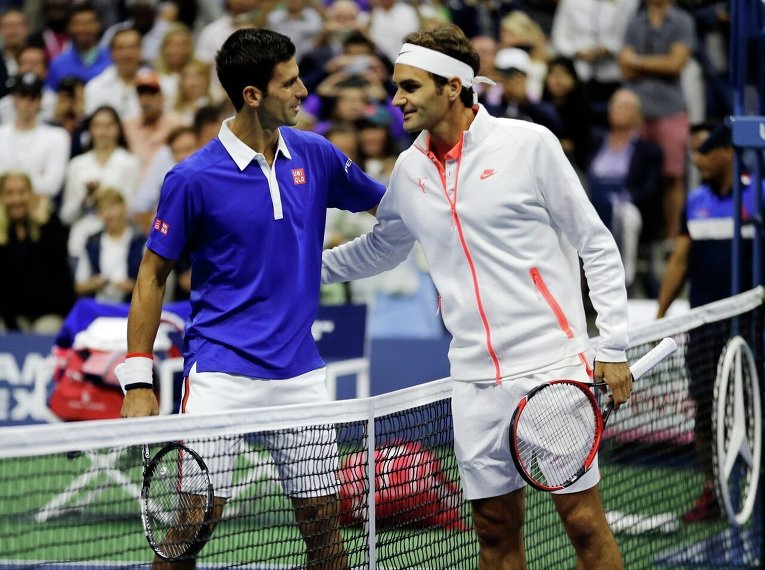 Сербский теннисист Новак Джокович (слева) победил швейцарца Роджера Федерера в финале Открытого чемпионата США