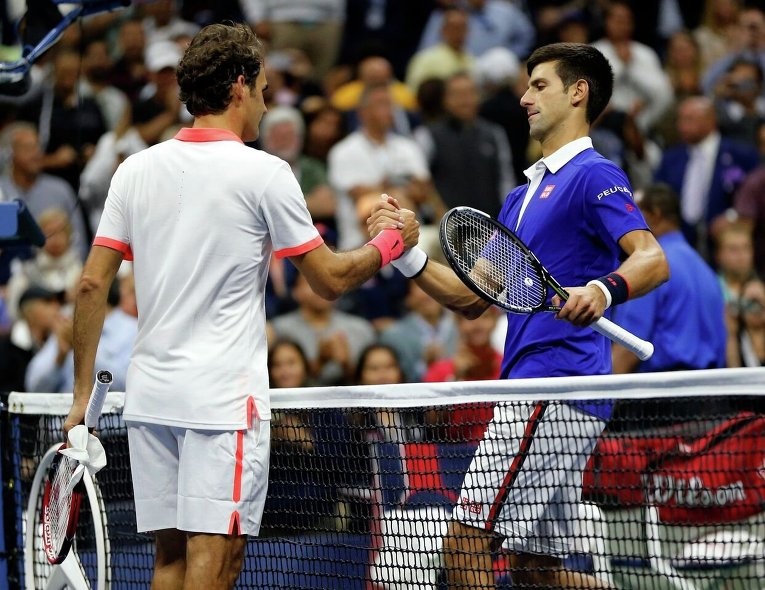 Сербский теннисист Новак Джокович (справа) против швейцарца Роджера Федерера в финале Открытого чемпионата США