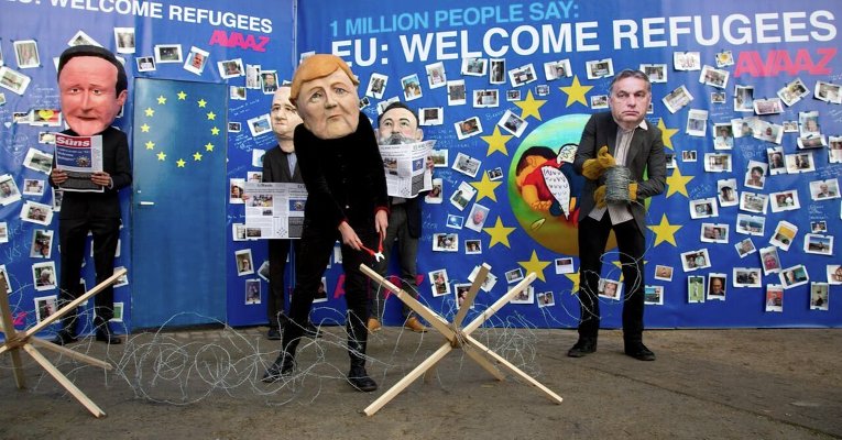 Актеры с помощью кукол попытались изобразить как лидеры ЕС пытаются решить миграционный кризис.