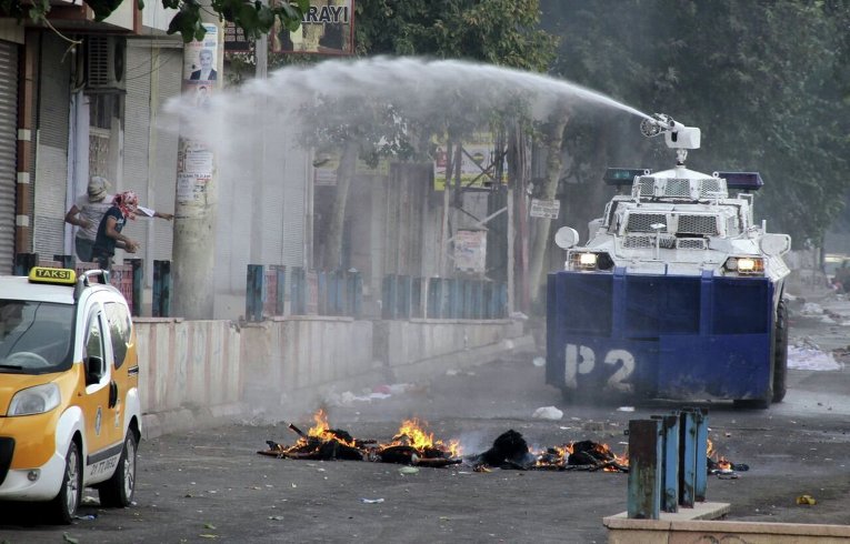 В Турции полиция разгоняет демонстрацию курдов