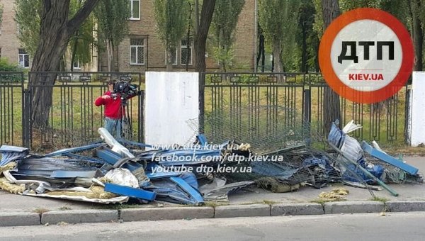 В Киеве Toyota влетела в открытый люк и снесла 35 метров забора