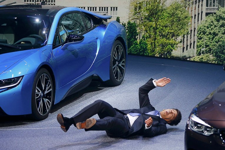 Генеральный директор BMW Харальд Крюгер упал в обморок на Франкфуртском автосалоне