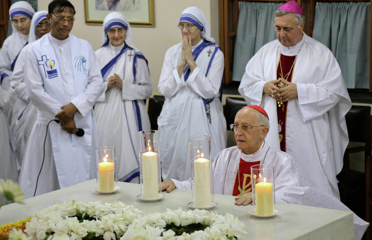 Кардинал Фернандо Филони, глава Конгрегации Ватикана по евангелизации народов, молится на могиле матери Терезы,
