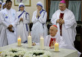 Кардинал Фернандо Филони, глава Конгрегации Ватикана по евангелизации народов, молится на могиле матери Терезы,