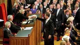 Президент Сената Нидерландов Анки Брокерс-Кноль приветствует премьер-министра страны Марка Рютте