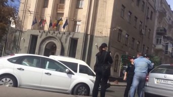 Киевская полиция против таксиста хама. Видео