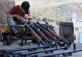 Иракский курд ремонтирует оружие.