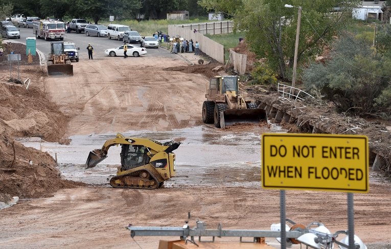 Последствия наводнения в американском штате Юта - строительство защитной дамбы.