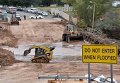 Последствия наводнения в американском штате Юта - строительство защитной дамбы.