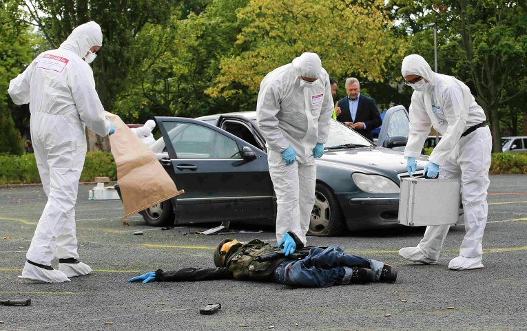 Немецкие криминалисты на учениях по предотвращению терактов.