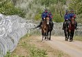 Венгерские полицейские патрулирую границу, выслеживая нелегальных мигрантов