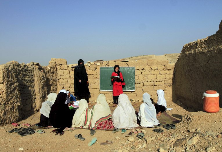 Афганские девочки в школе под открытым небом.