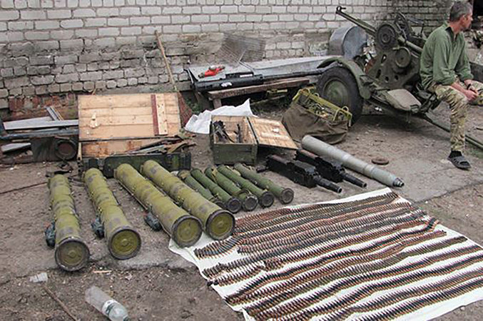 Служба безопасности Украины заявила об обнаружении в Луганской области одного из самых больших тайников оружия за время проведения военной операции в Донбассе.