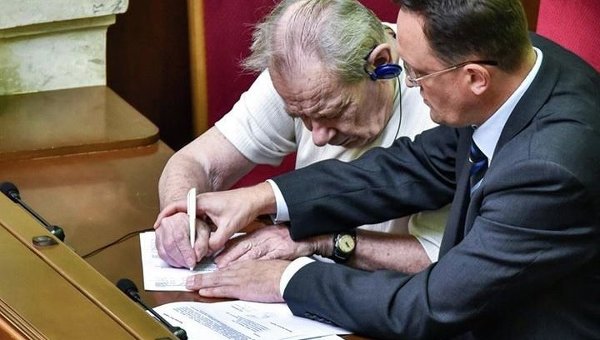 Народный депутат Юрий-Богдан Шухевич подписывает документы в Верховной Раде