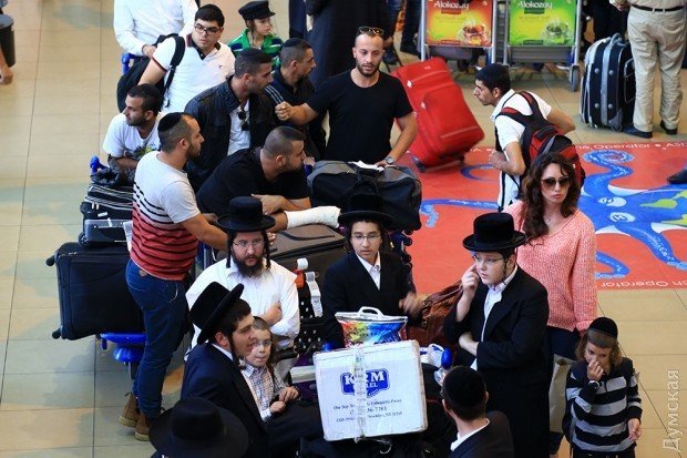 Столпотворение в одесском аэропорту: хасиды возвращаются домой