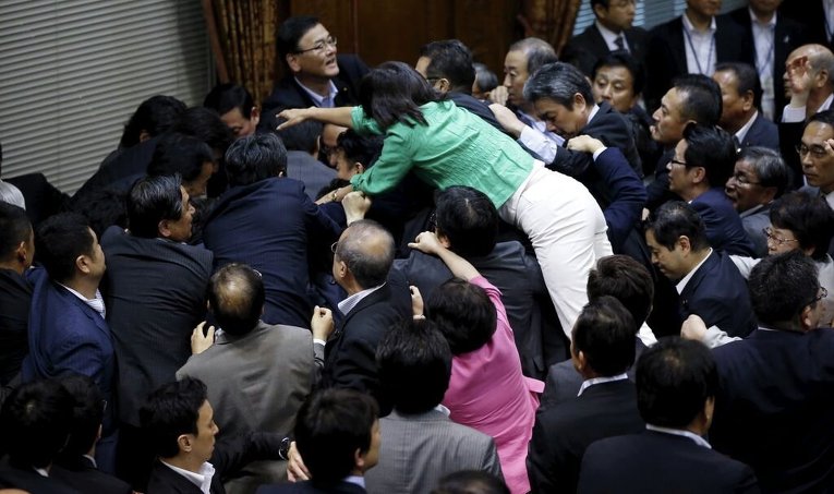 Конфликт в верхней палате парламента Японии