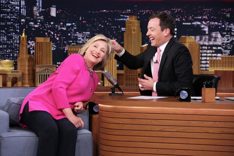 Кандидат в президенты США Хиллари Клинтон на шоу демонстрирует, что у нее настоящие волосы