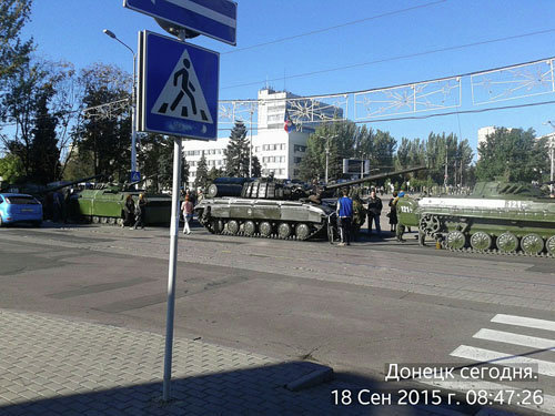 Военная техника и ополченцы на центральной площади Донецка