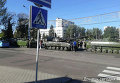 Военная техника и ополченцы на центральной площади Донецка
