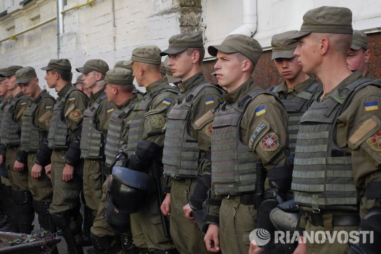 Бойцы Национальной гвардии Украины под зданием Печерского райсуда