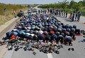 Мигранты во время молитвы в турецком Эдирне.