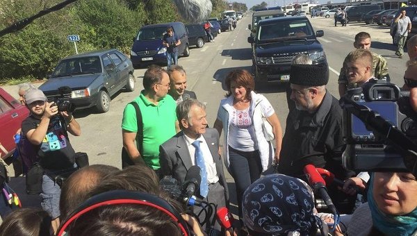 Мустафа Джемилев приехал на границу с Крымом