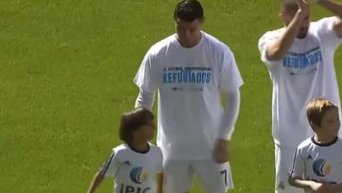 Роналду вышел на матч с Гранадой вместе с мальчиком из Сирии. Видео
